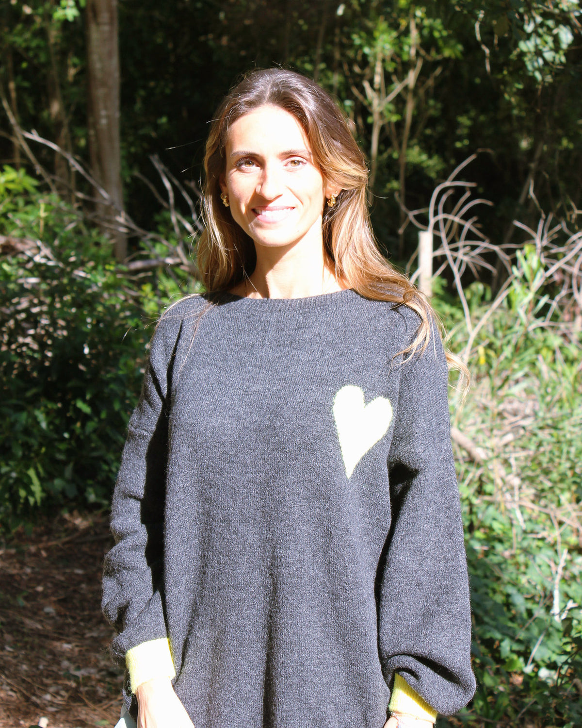 Camisola Guia oversized cinzenta com coração aplicado, corpo inteiro