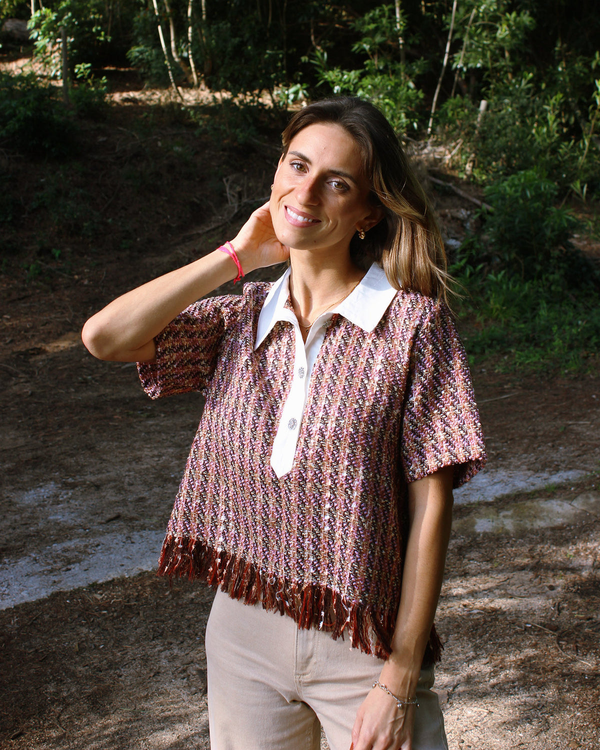 Poncho Malveira em bouclé bordeaux com padrão em chevron, gola e botões brancos, vista de frente