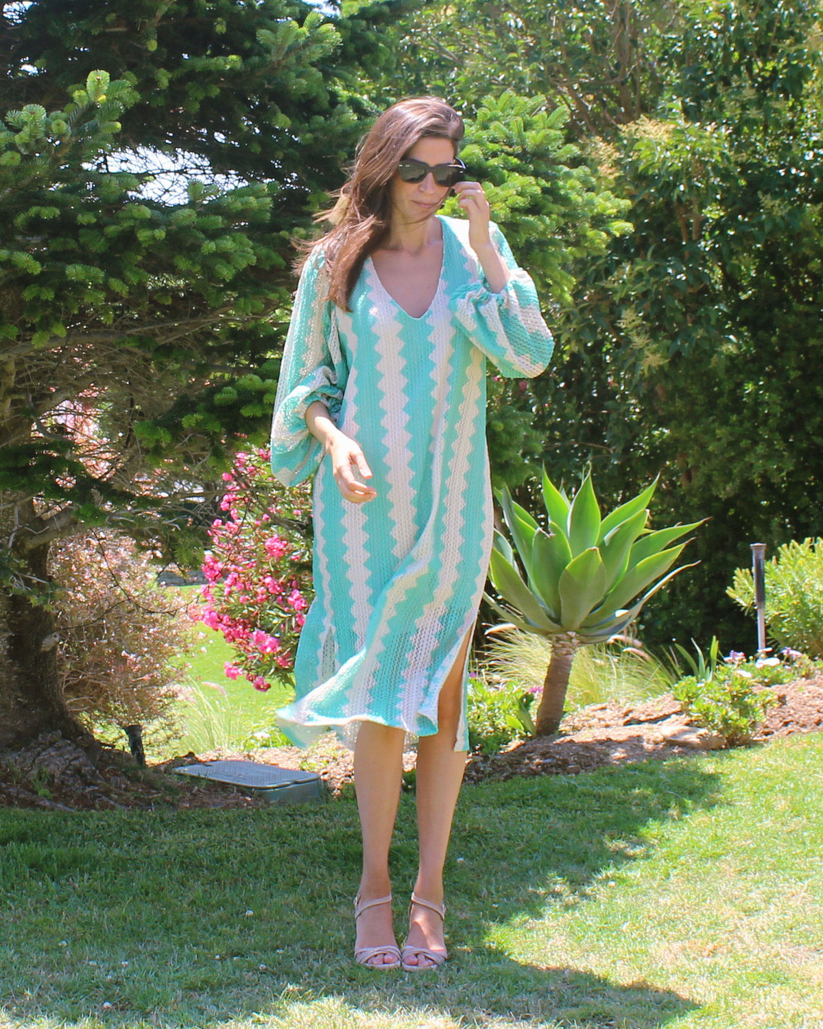 Vestido Menorca em padrão ziguezague verde e branco, decote em V, corpo inteiro