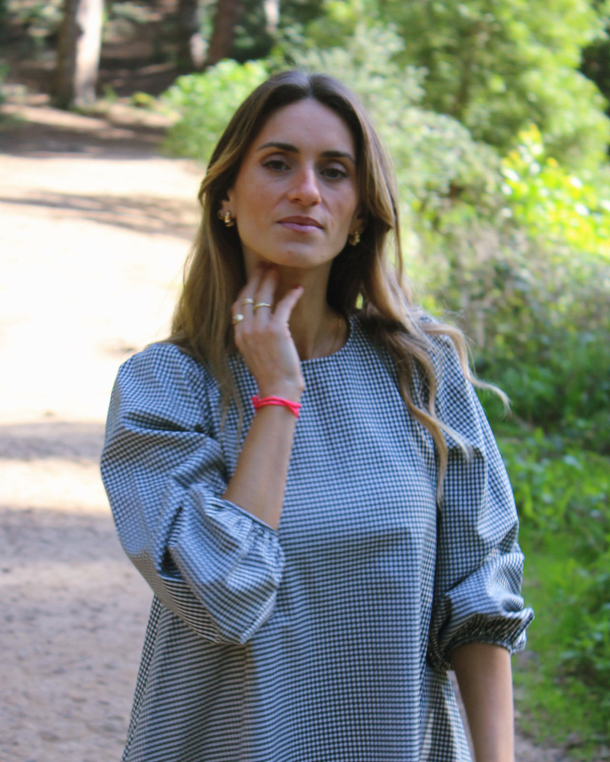 Vestido Iris em padrão vichy azul, pormenor da manga com punho elástico