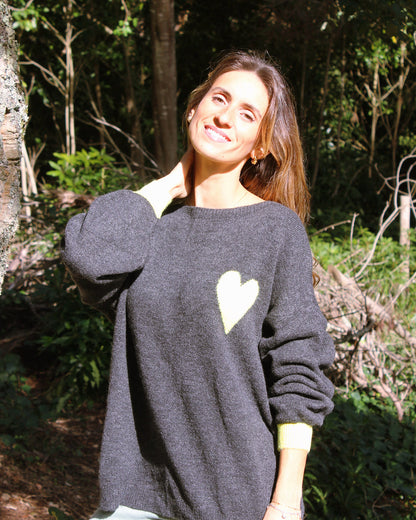 Camisola Guia cinzenta com coração aplicado, pormenor do coração