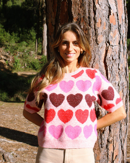 Camisola Corações rosa com corações em rosa, vermelho e bordeaux, gola redonda e manga curta, vista de frente