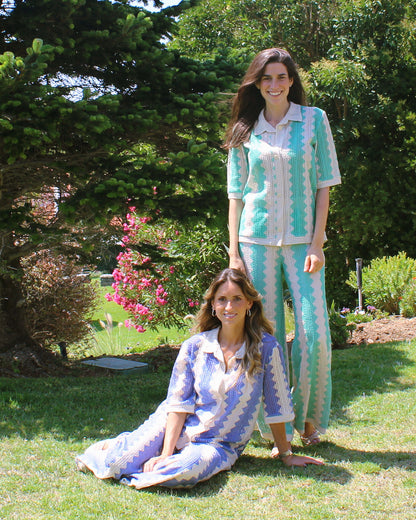 Conjunto Menorca em crochet com padrão em ziguezague, verde e azul, corpo inteiro