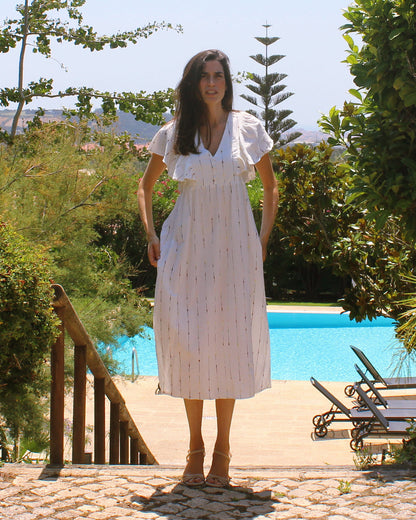Vestido Areia cru com risca fina, decote em V com folho e manga curta ampla, corpo inteiro