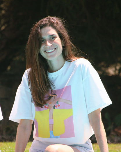 T-shirt Frida branca oversized, pormenor do estampado colorido em quadro