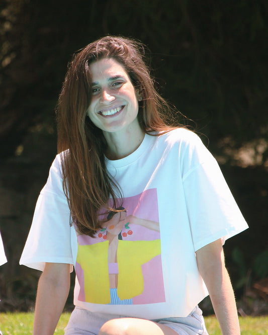 T-shirt Frida branca oversized, pormenor do estampado colorido em quadro