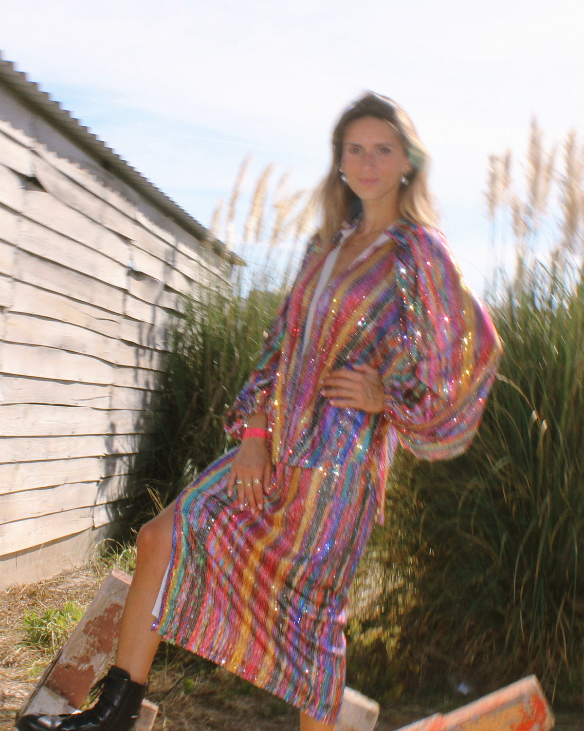Vestido NYE midi em riscas coloridas com lantejoulas, vista de lado