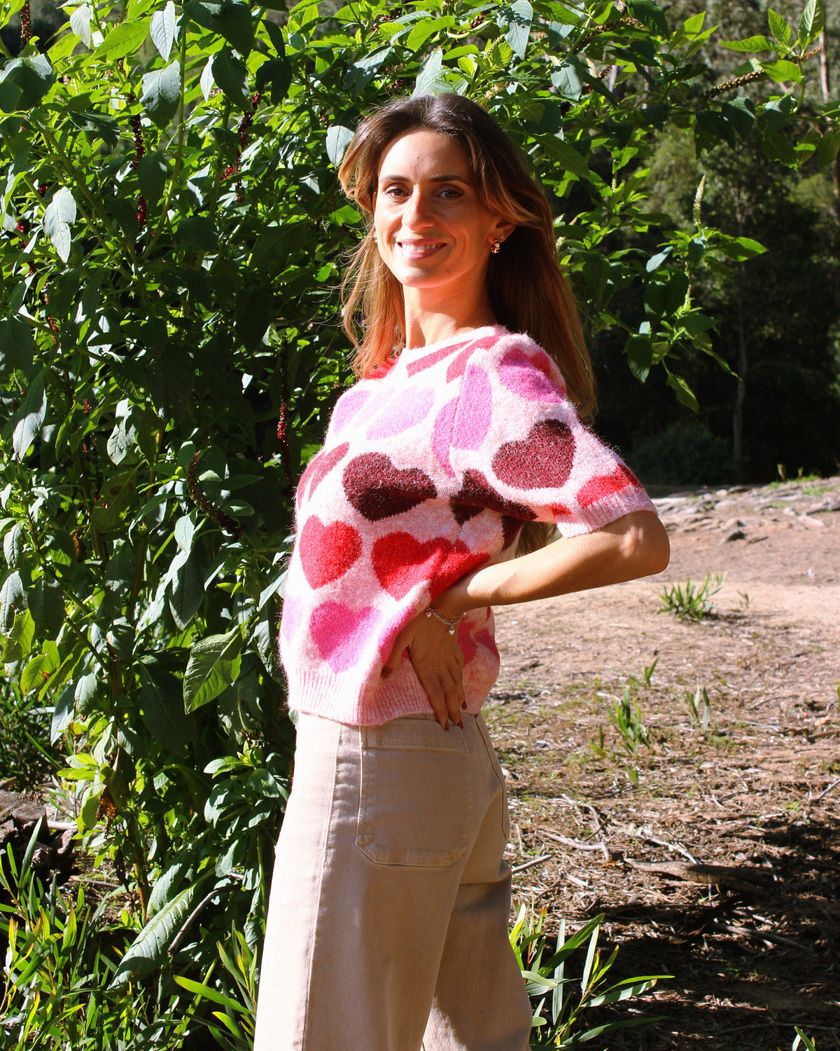 Camisola Corações em malha rosa com estampado de corações, manga curta, vista de lado