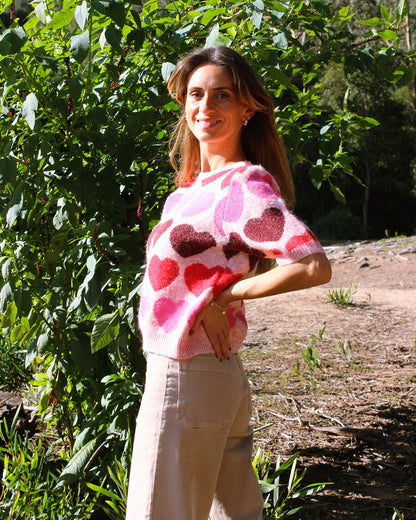Camisola Corações em malha rosa com estampado de corações, manga curta, vista de lado