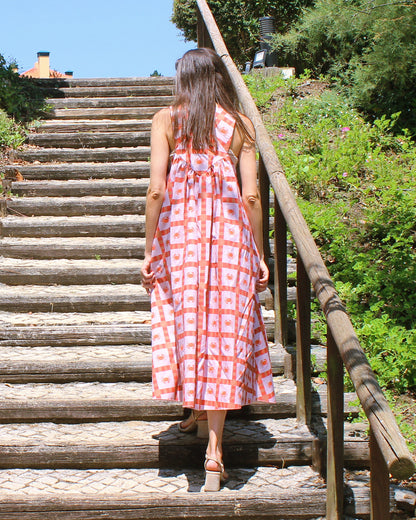 Vestido Adraga aos quadrados coral, decote quadrado e corpo franzido, vista de costas