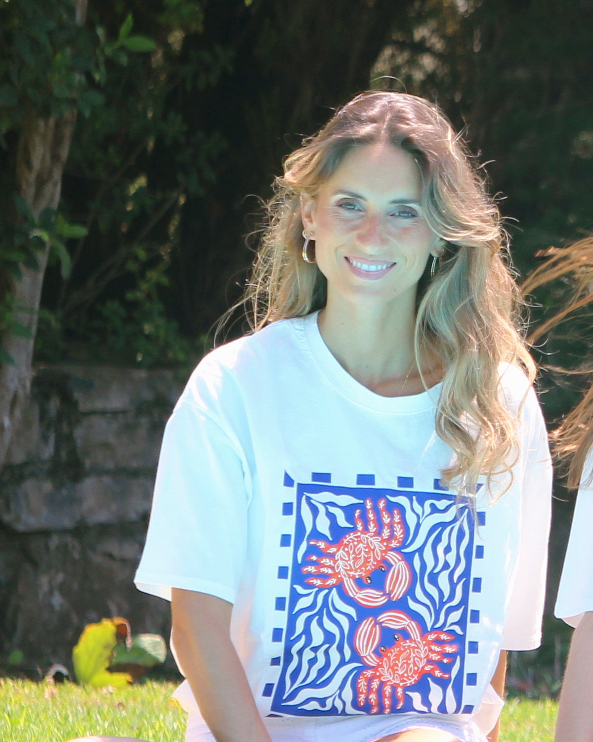 T-shirt Sesimbra oversized branca, estampado de marisco em quadro azul, vista de frente