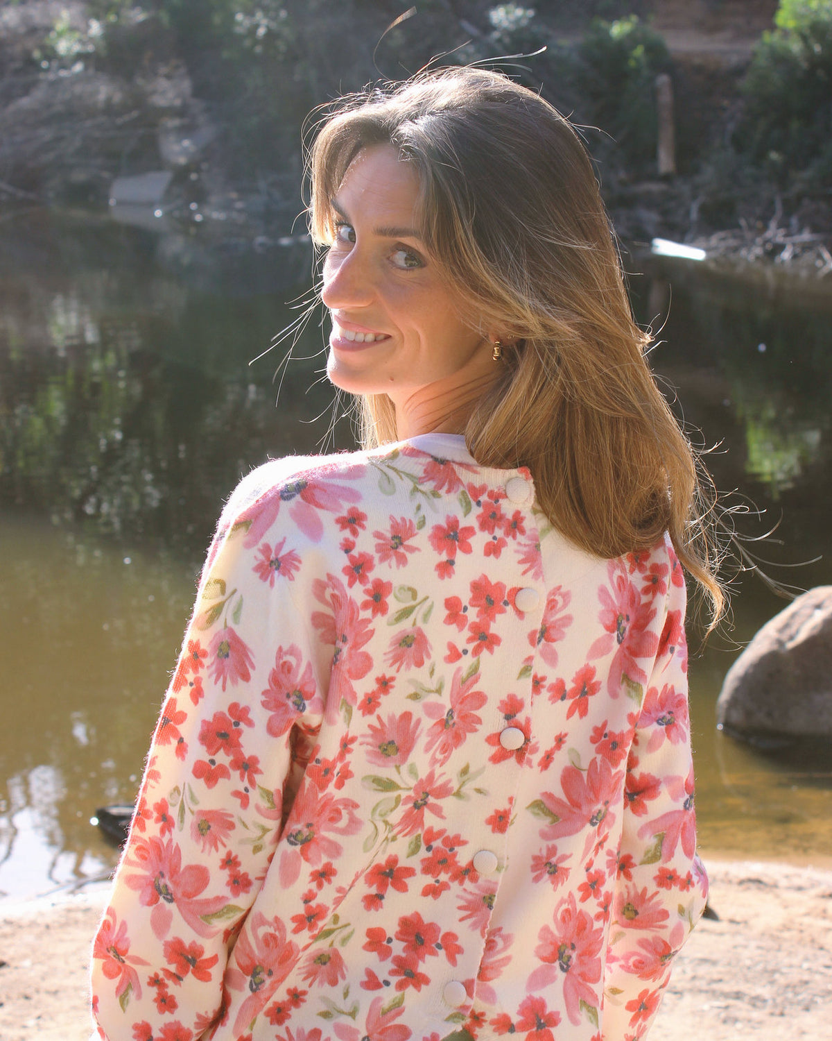 Camisa Rosal com estampado floral rosa e coral, manga comprida abalonada, vista de costas
