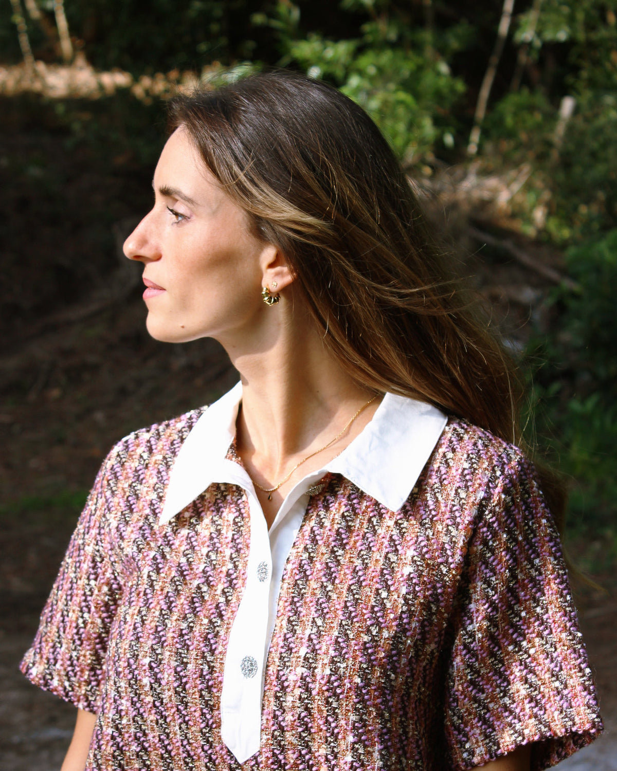 Poncho Malveira em bouclé, gola branca com botões, pormenor da gola