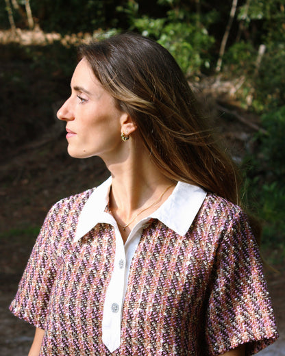 Poncho Malveira em bouclé, gola branca com botões, pormenor da gola