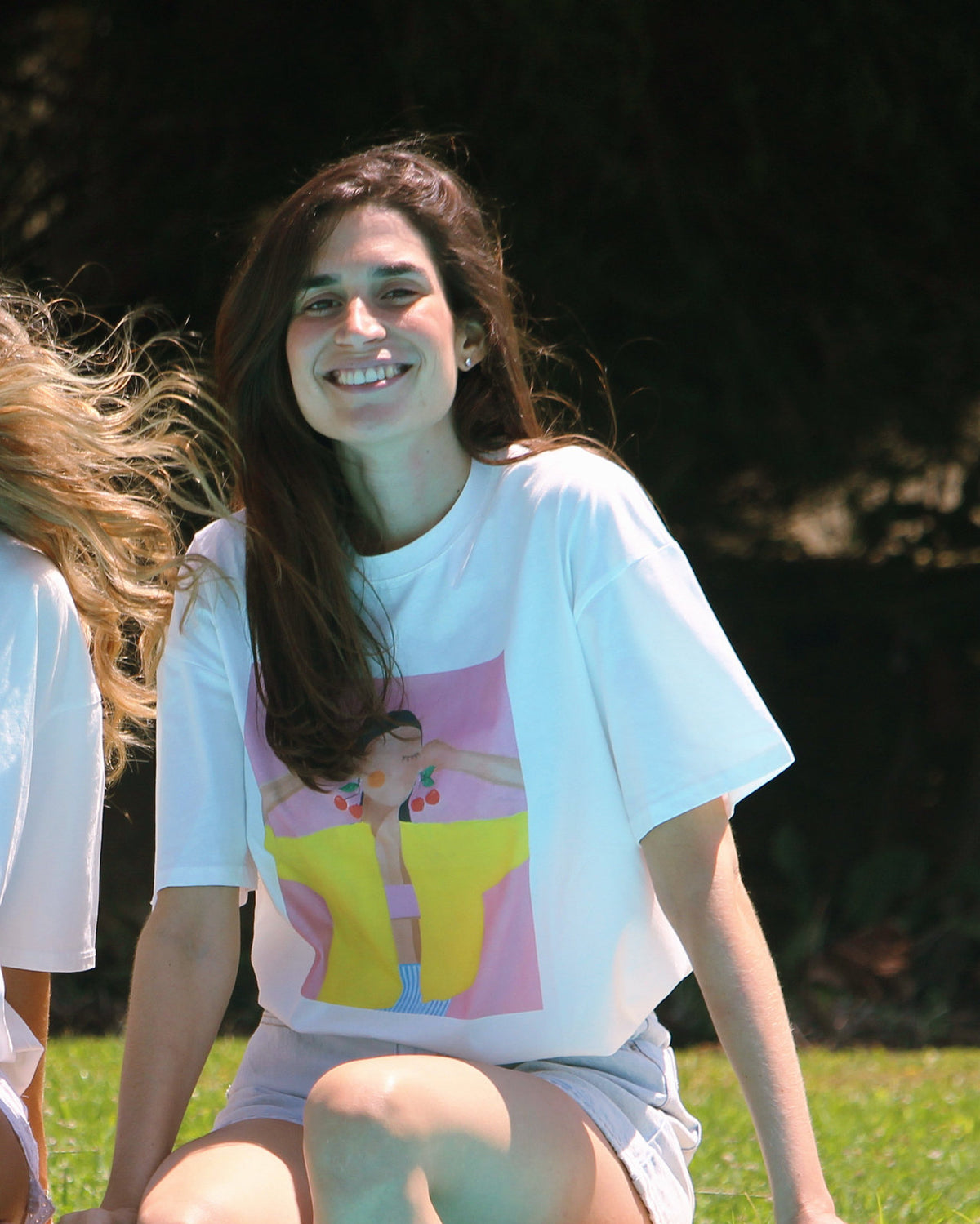 T-shirt Frida branca, gola redonda e manga curta, vista de frente