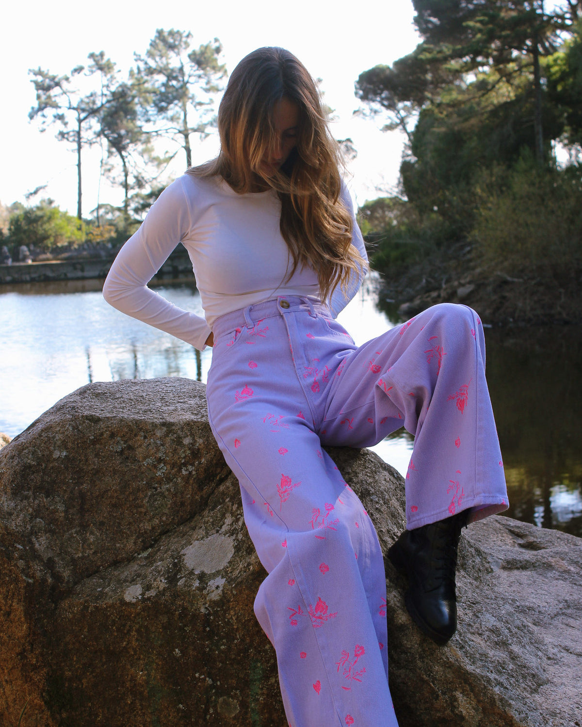 Calças Neon lilás, perna larga com estampado floral, vista de lado