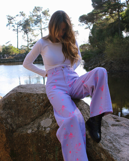 Calças Neon lilás, perna larga com estampado floral, vista de lado