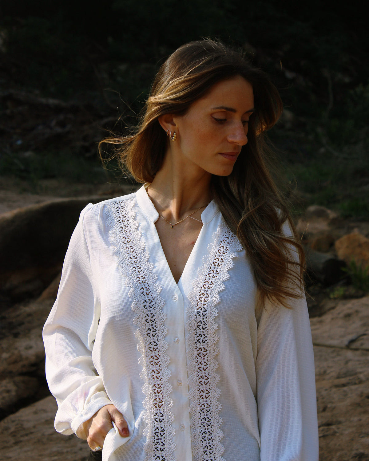 Túnica Ericeira em marfim, decote em V com renda em crochet, pormenor da renda