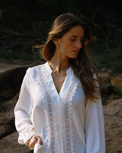Túnica Ericeira em marfim, decote em V com renda em crochet, pormenor da renda