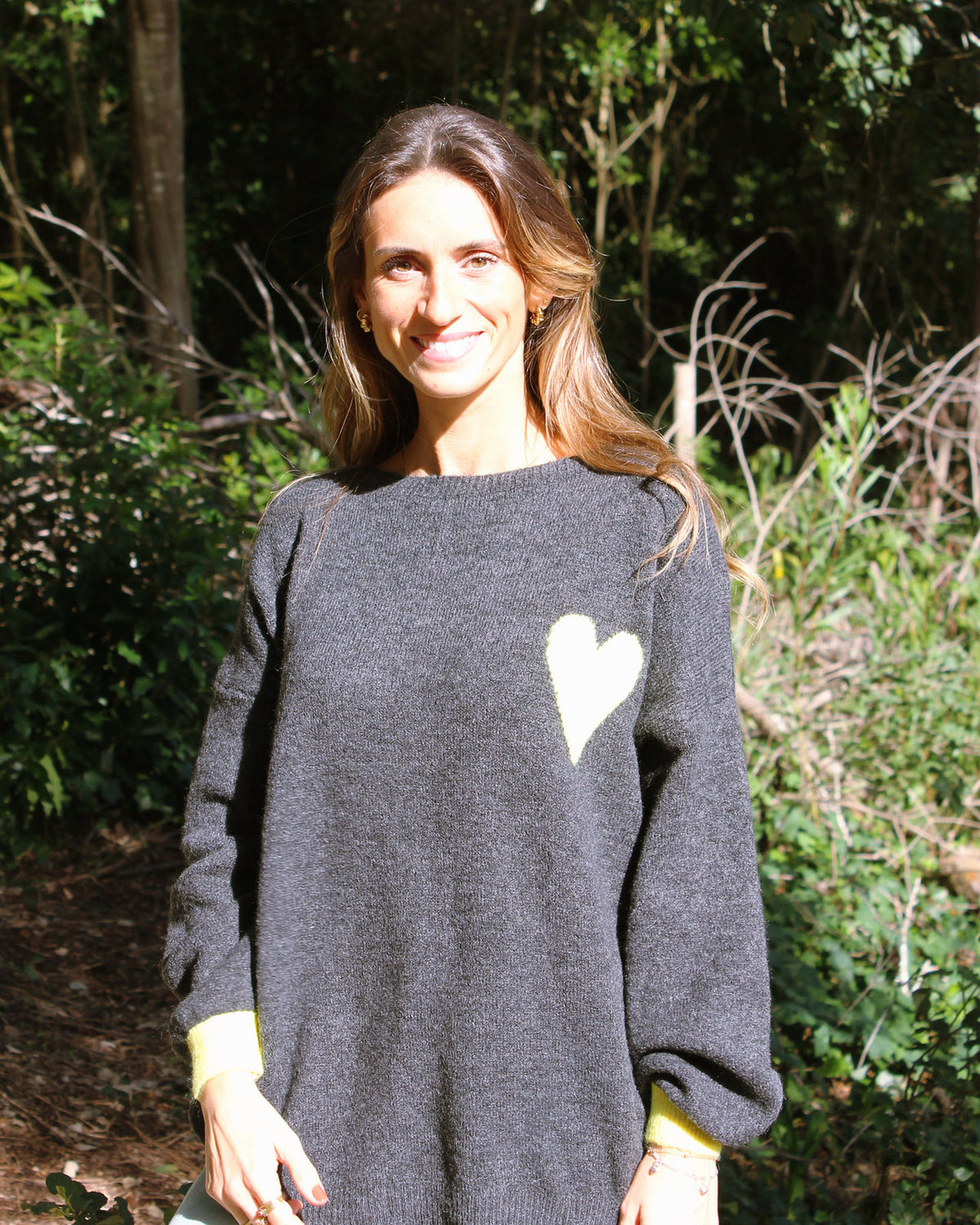 Camisola Guia oversized cinzenta com gola larga, vista de frente