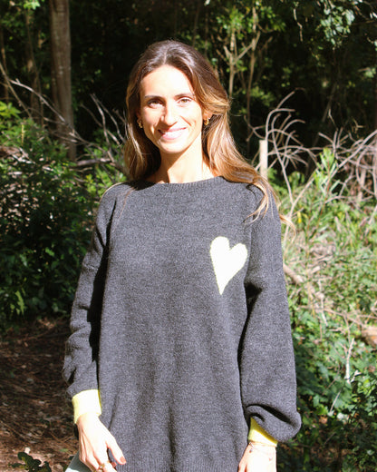 Camisola Guia oversized cinzenta com gola larga, vista de frente