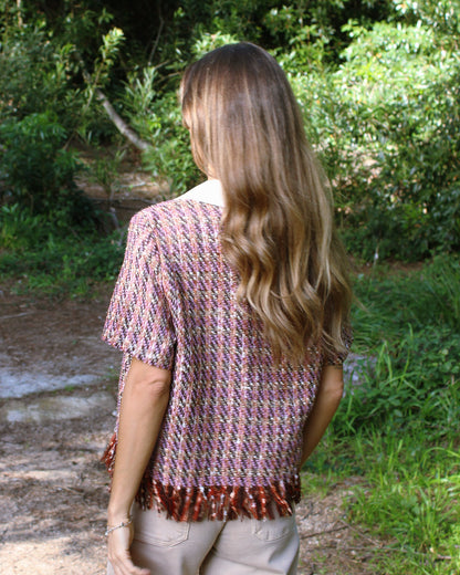 Poncho Malveira em bouclé bordeaux, corte solto e franjas na bainha, vista de costas