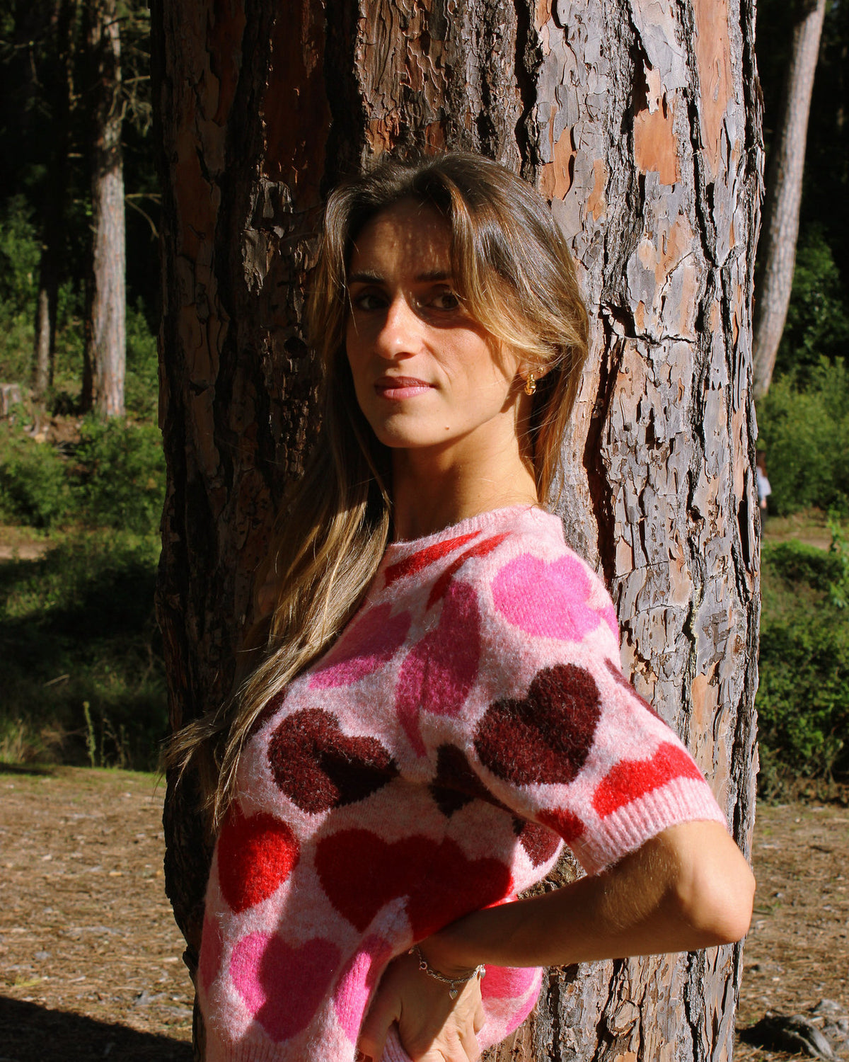 Camisola Corações com corações em tons de rosa e bordeaux, pormenor da manga curta