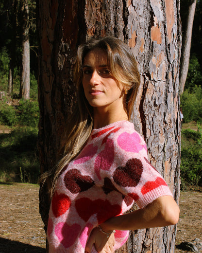 Camisola Corações com corações em tons de rosa e bordeaux, pormenor da manga curta