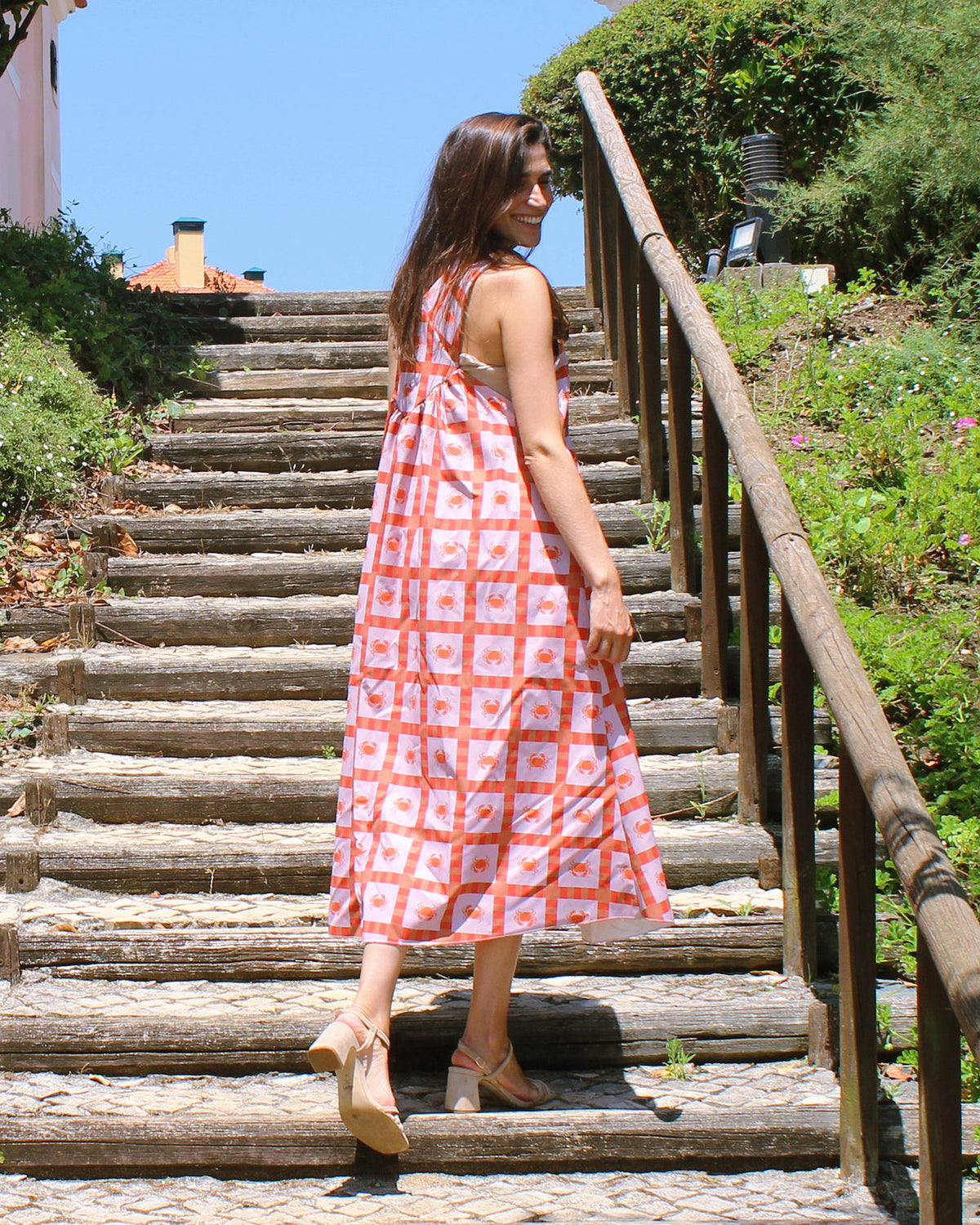Vestido Adraga aos quadrados coral, saia ampla em algodão leve, vista de lado