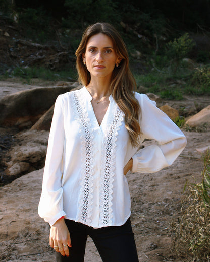 Túnica Ericeira em marfim com renda em crochet no peito, manga comprida, vista de frente