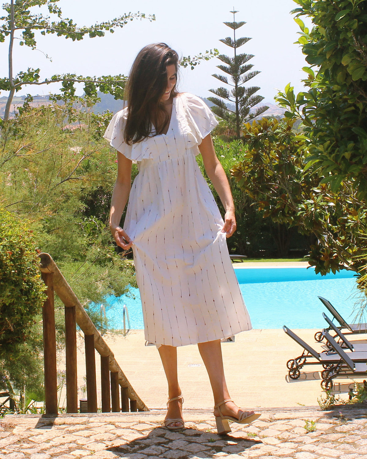 Vestido Areia cru com risca fina discreta, saia ampla e cintura franzida, pormenor da saia