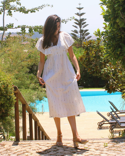 Vestido Areia cru com risca fina discreta, saia ampla e cintura franzida, pormenor da saia