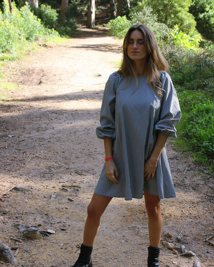 Vestido Iris em padrão vichy azul, gola redonda, vista de frente