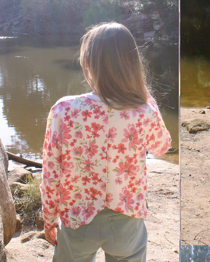Camisa Rosal em algodão estampado floral, corpo inteiro, vista de costas