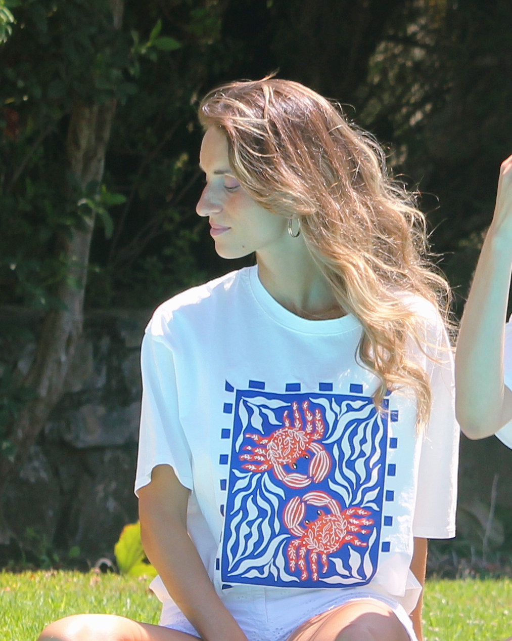 T-shirt Sesimbra oversized branca com estampado de marisco, manga curta, pormenor da manga