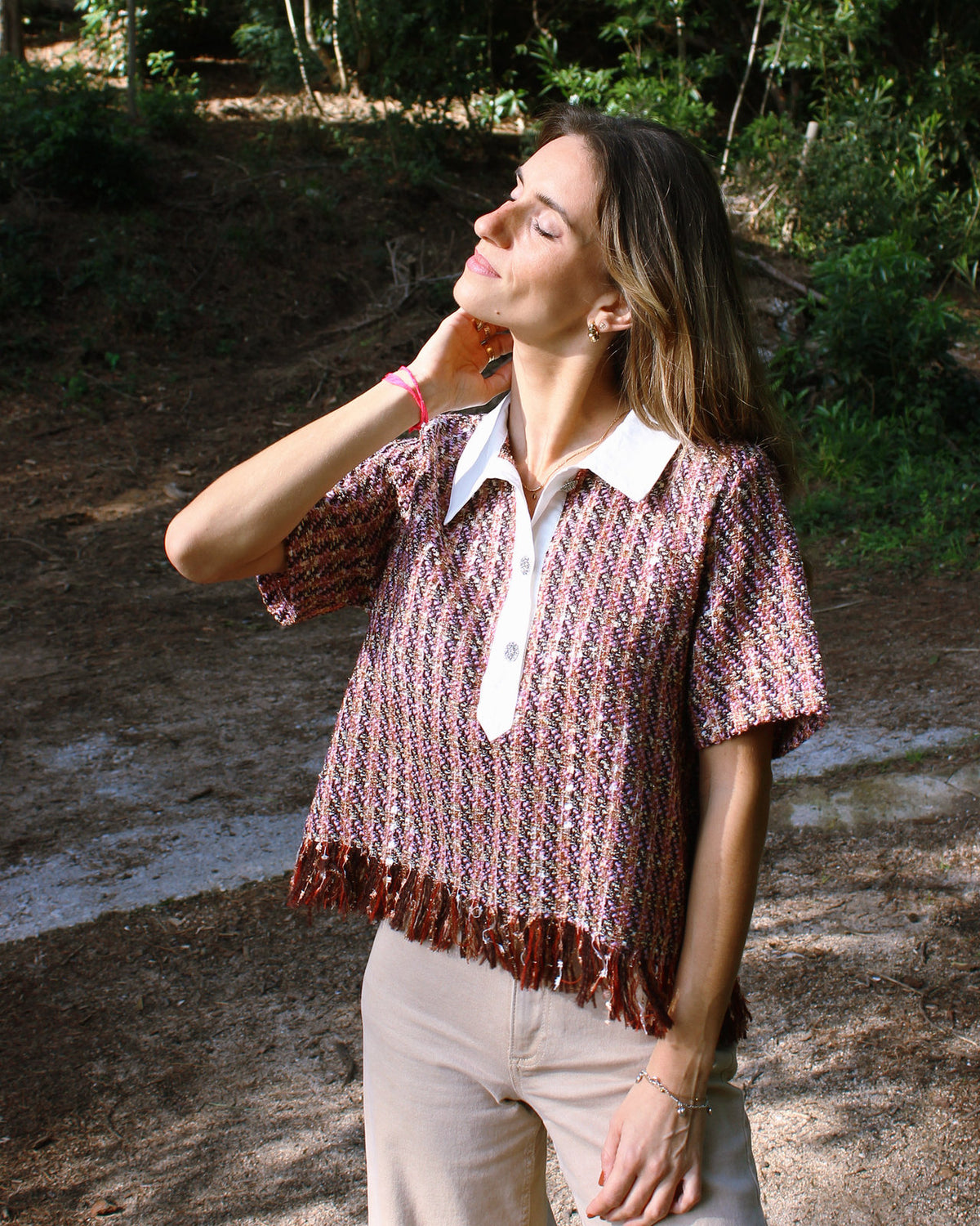 Poncho Malveira em bouclé com padrão em chevron, franjas na bainha, pormenor da bainha