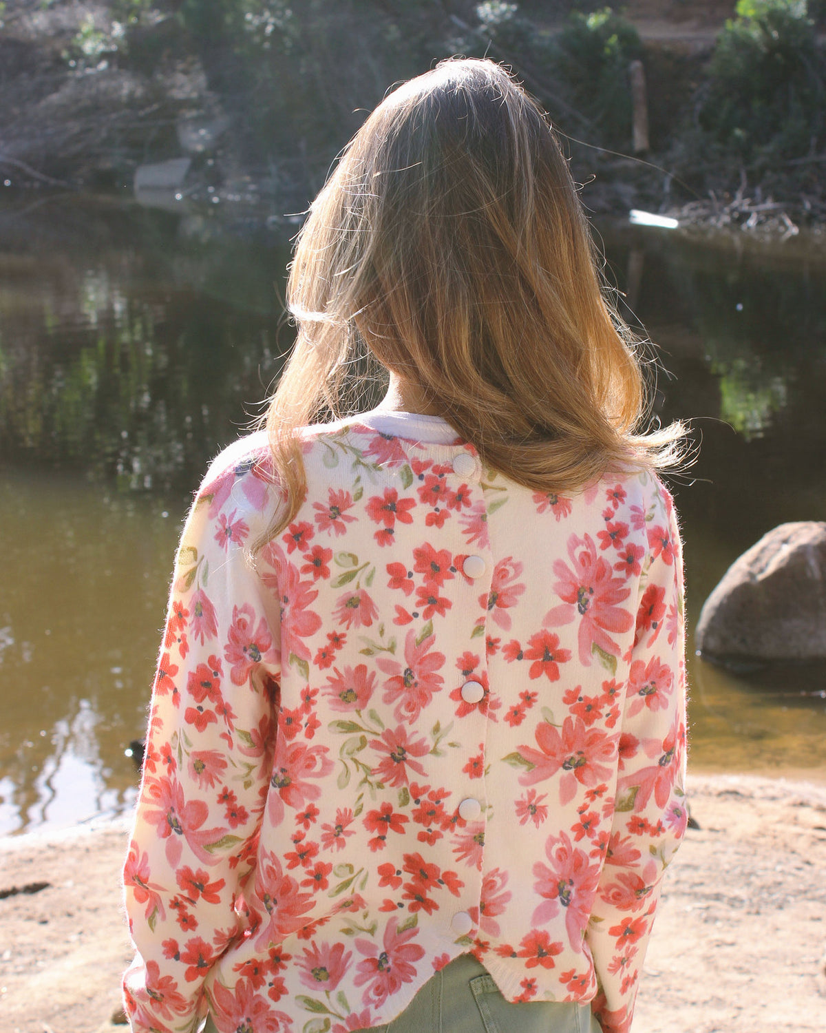 Camisa Rosal estampado floral rosa e coral, pormenor dos botões e da manga