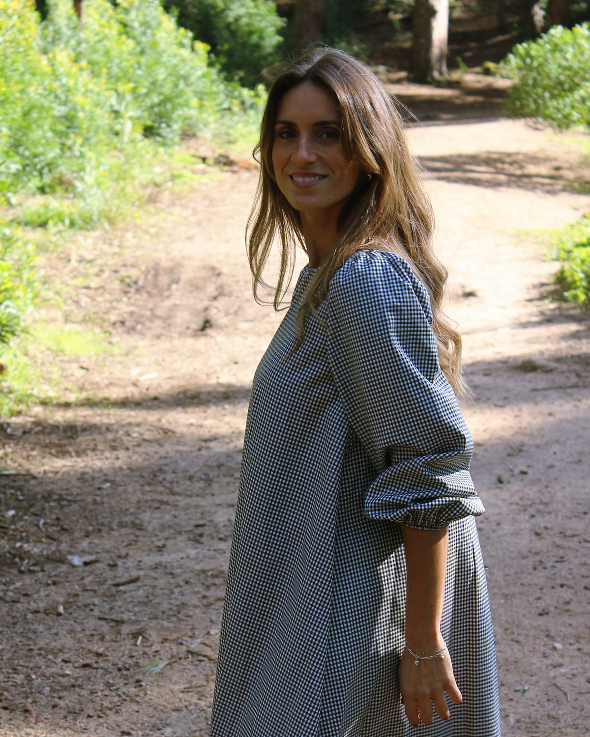 Vestido Iris em padrão vichy azul, corte solto, vista de lado