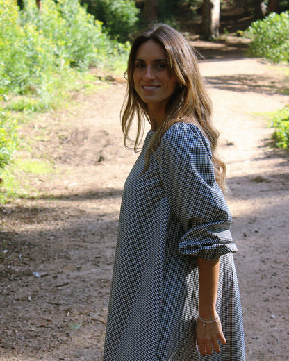 Vestido Iris em padrão vichy azul, corte solto, vista de lado