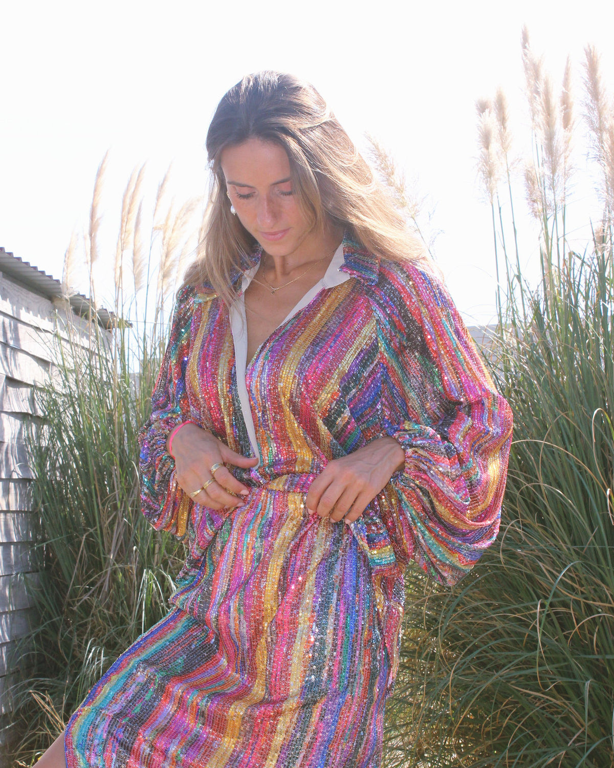 Vestido NYE em riscas coloridas com lantejoulas, pormenor do decote em V
