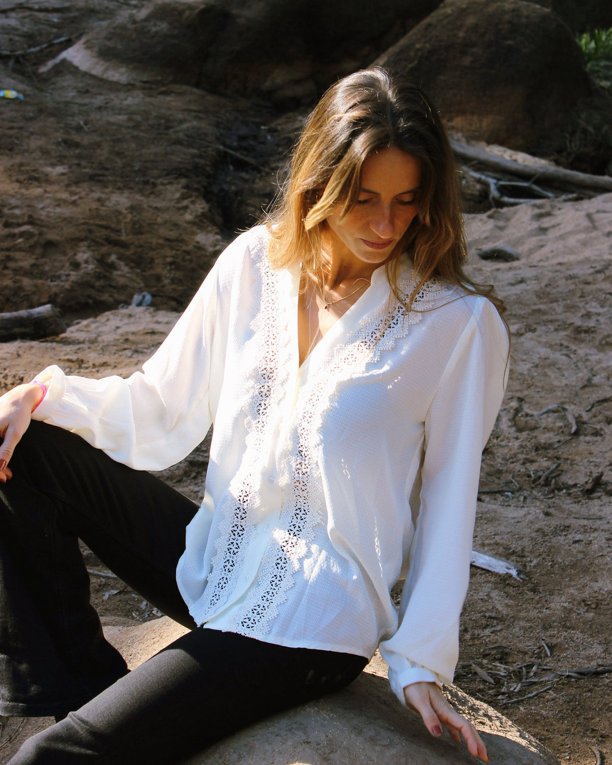 Túnica Ericeira em marfim, punho com renda em crochet, pormenor do punho