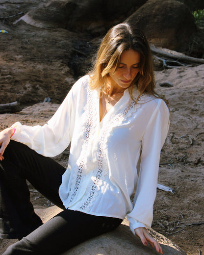 Túnica Ericeira em marfim, punho com renda em crochet, pormenor do punho
