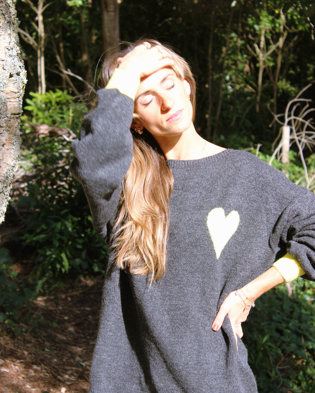 Camisola Guia oversized em malha cinzenta, mangas largas, corpo inteiro