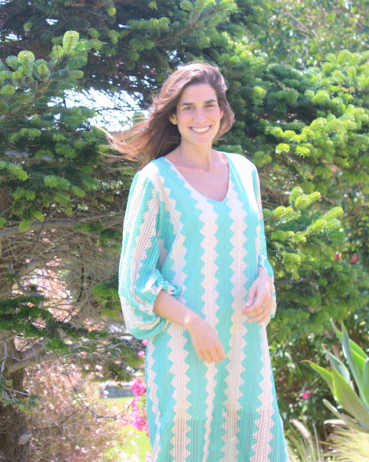 Vestido Menorca em ziguezague verde e branco, decote em V, pormenor do decote