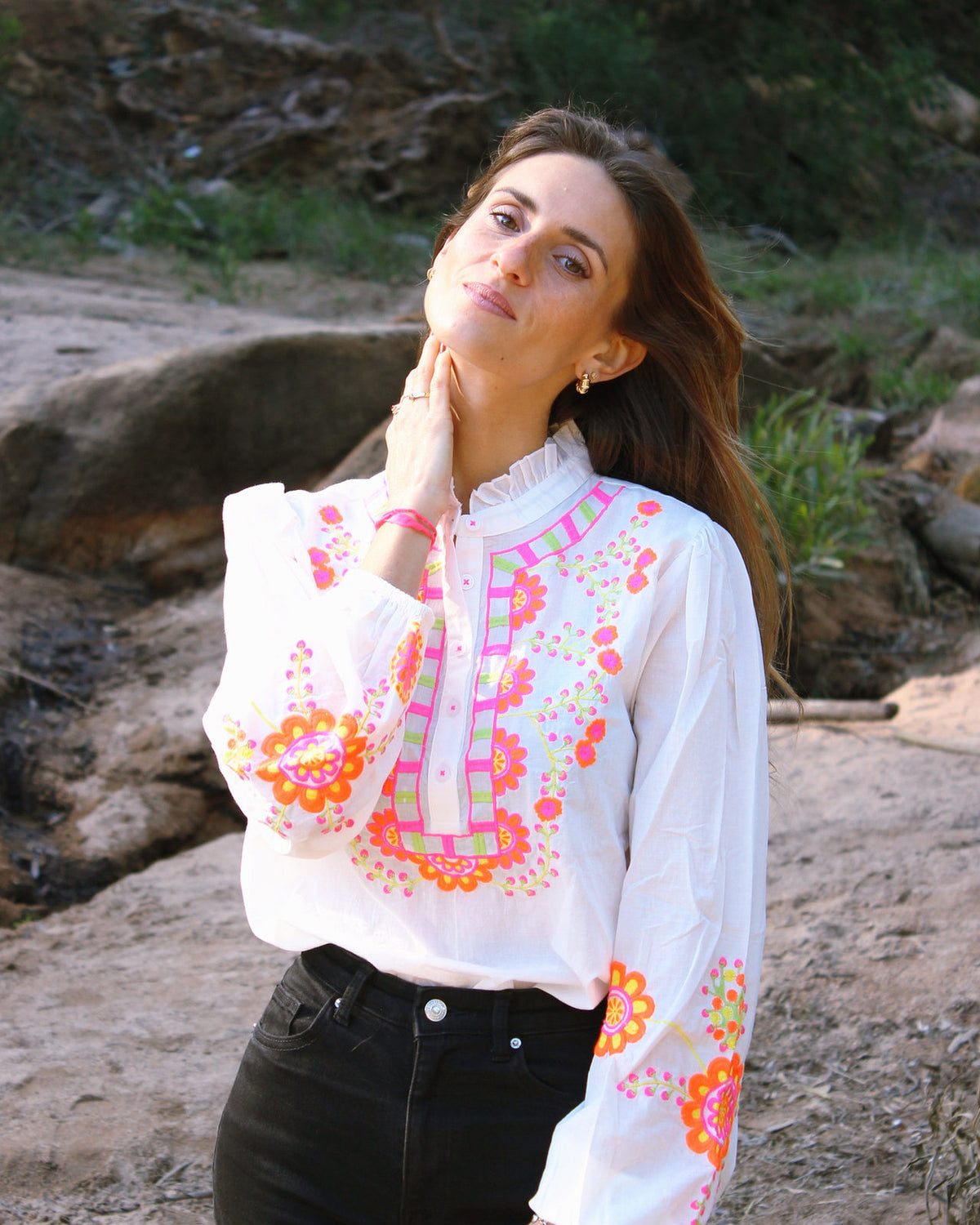 Túnica México branca, pormenor da gola com folho e botões