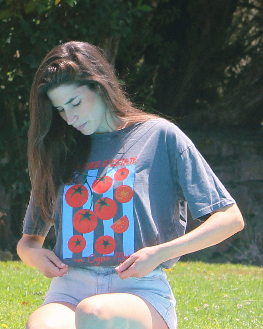 T-shirt Napoli preta com estampado de tomates, pormenor do estampado