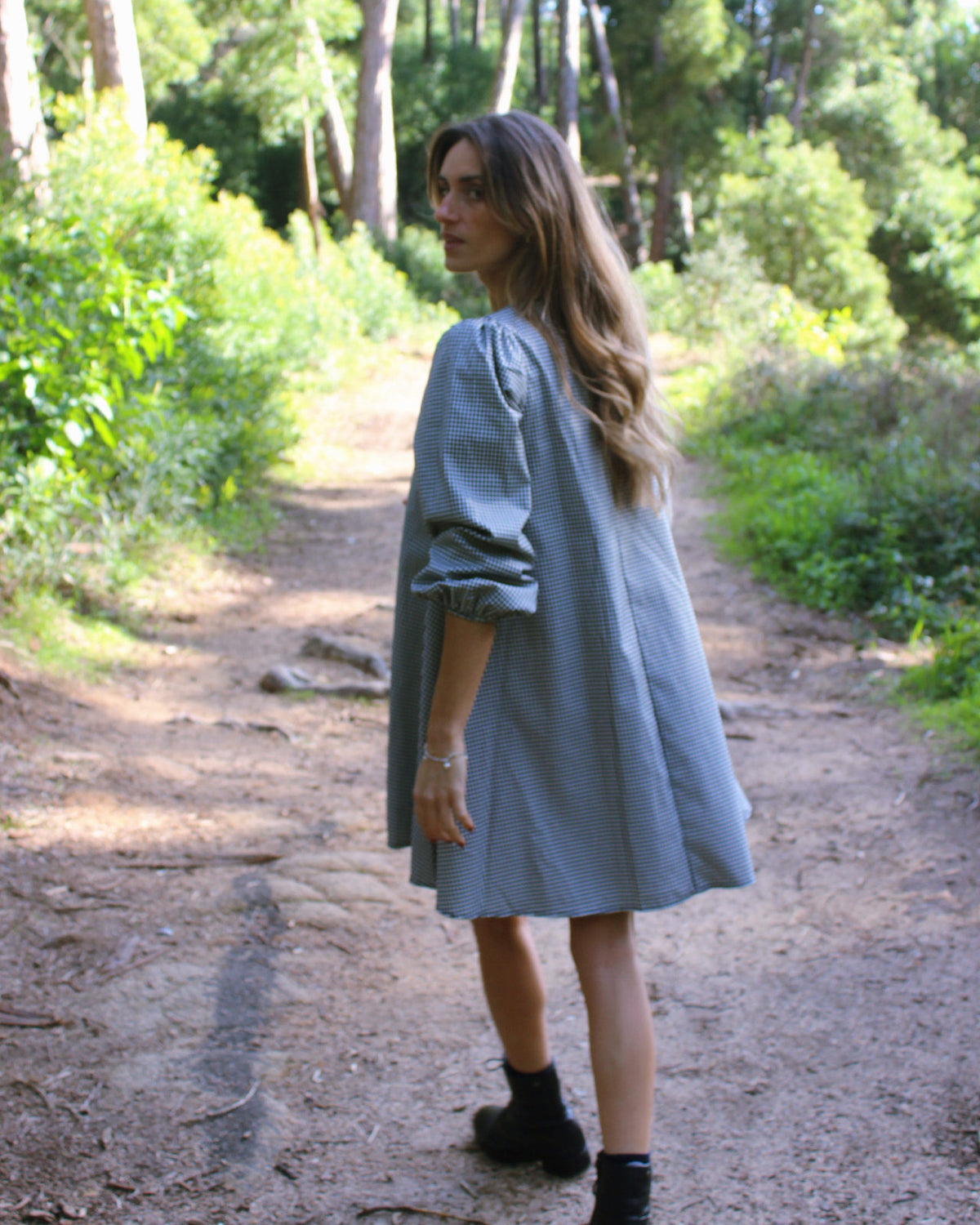 Vestido Iris em padrão vichy azul, vista de costas