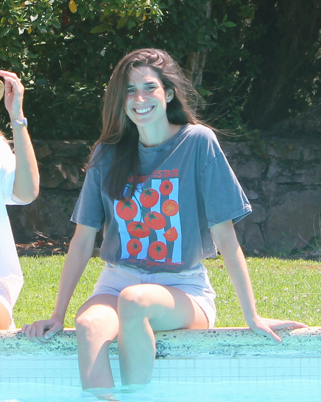 T-shirt Napoli preta com estampado de tomates, pormenor da manga curta