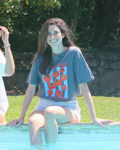 T-shirt Napoli preta com estampado de tomates, pormenor da manga curta