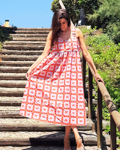 Vestido Adraga aos quadrados coral, corpo franzido e saia ampla, vista de lado